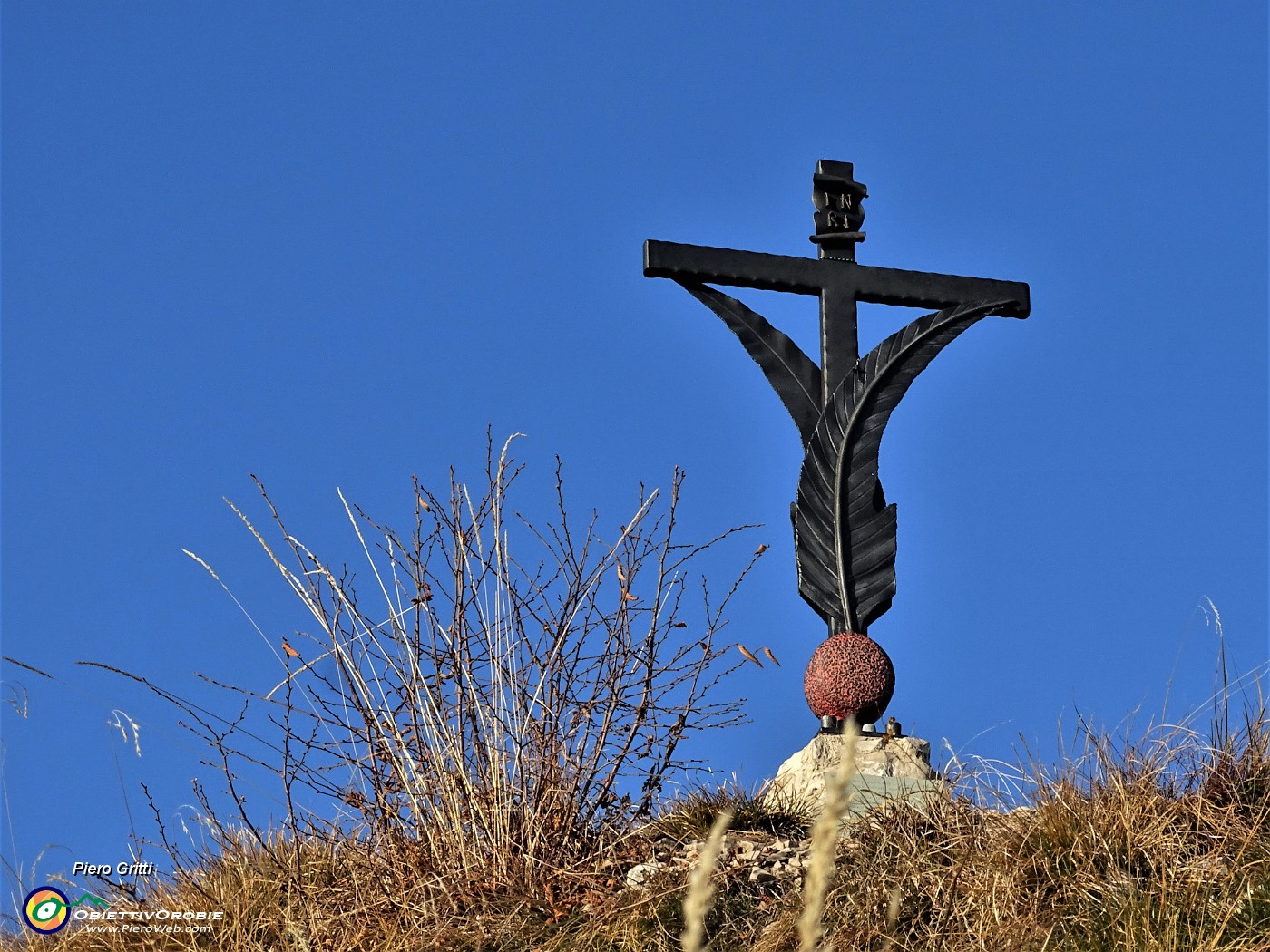 42 La bella croce degli Alpini di Bracca sul Pizzo Rabbioso (1130 m).JPG